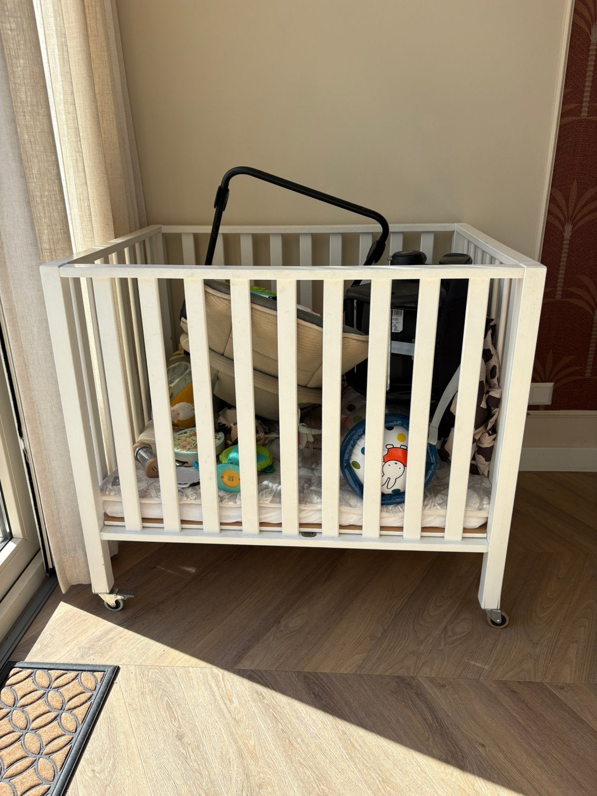 Gebruikte box met matras, Kinderen en Baby's, Ophalen, Zo goed als nieuw, Wieltjes