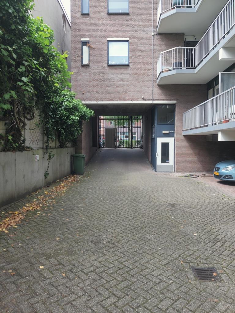 Parkeerplaats, Centraal station Breda te huur, Huizen en Kamers, Garages en Parkeerplaatsen