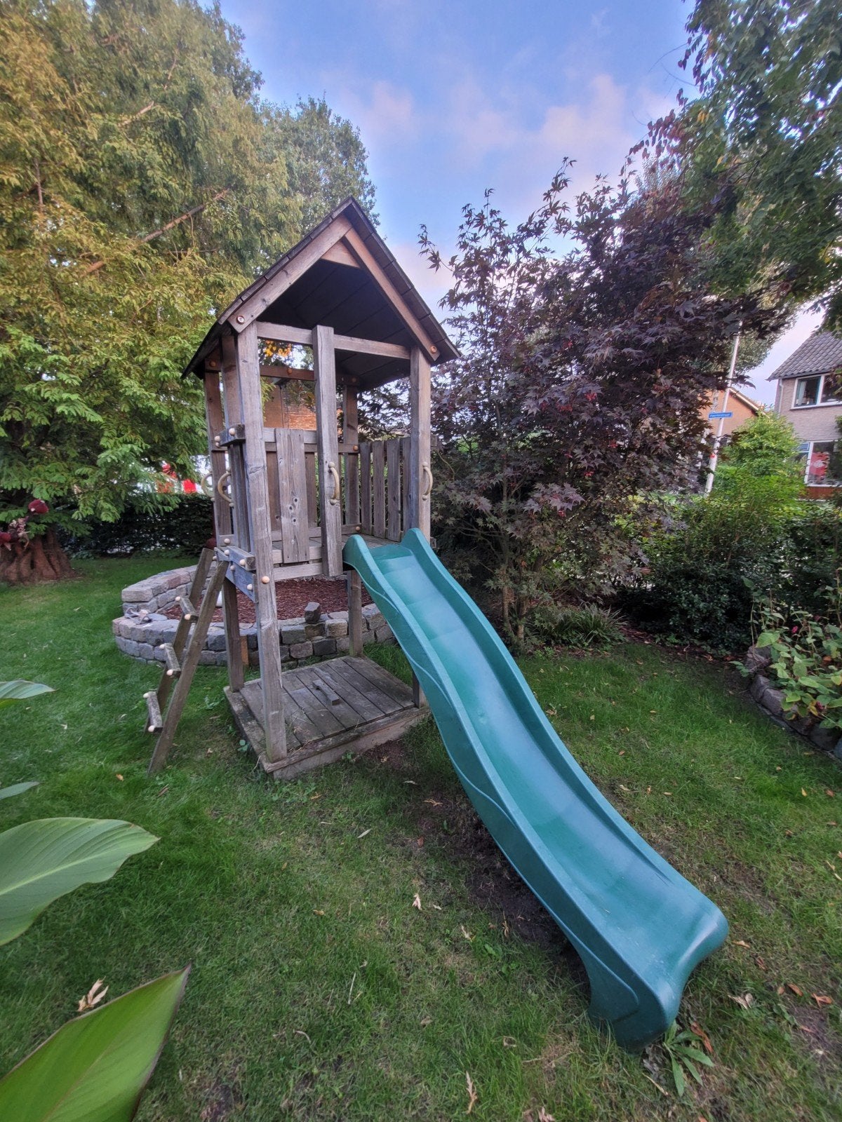 Houten speelhuisje met glijbaan en werkende hijskraan, Ophalen, Gebruikt, Glijbaan