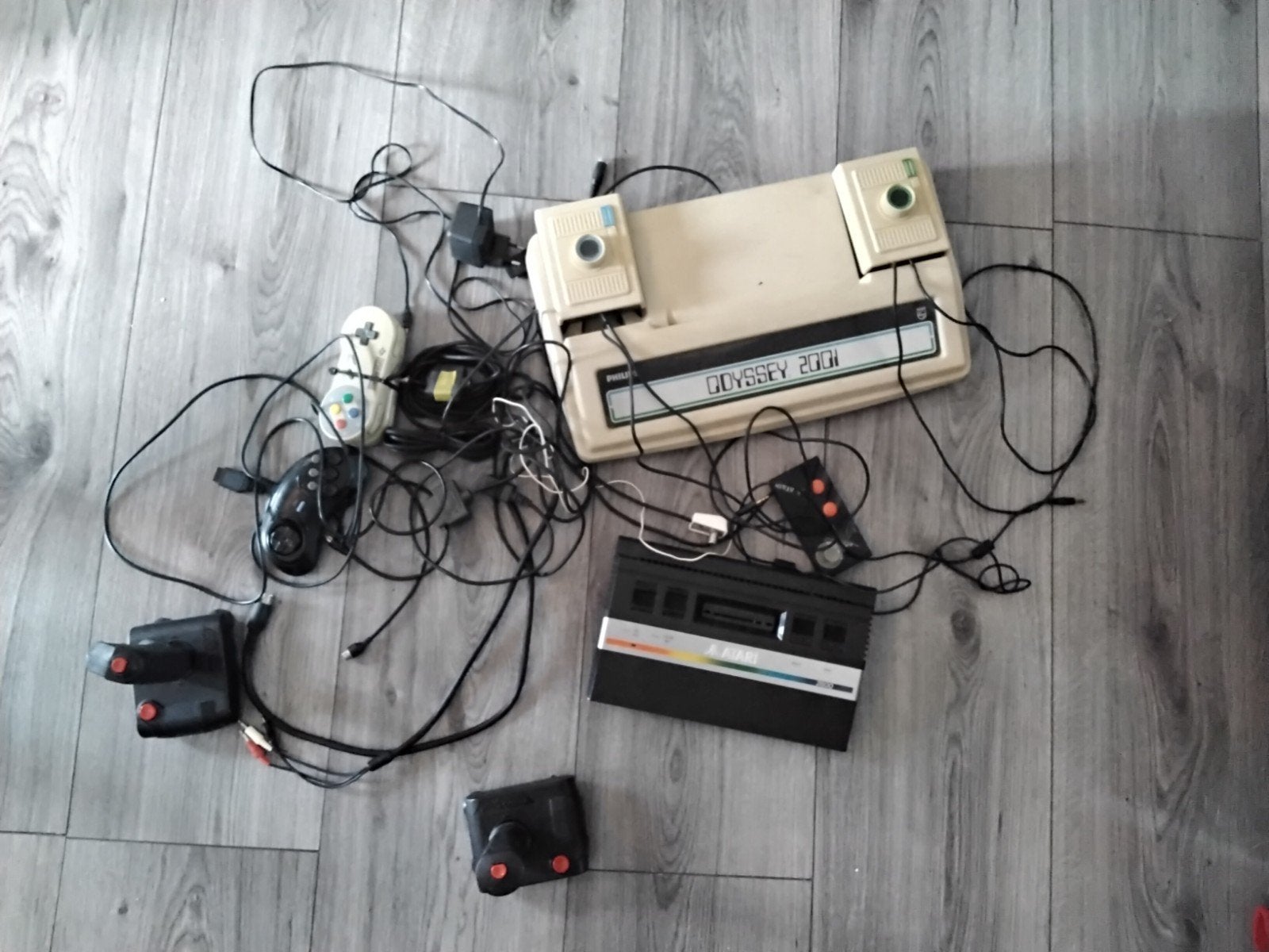 Atari en odyssey 2001 met wat oude controllers, Spelcomputers en Games, Spelcomputers | Atari, Ophalen of Verzenden, Met 2 controllers