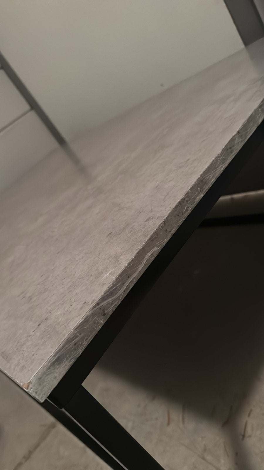 Salontafel met metalen poten en grijs marmer look, Huis en Inrichting, Ophalen, Gebruikt, 100 tot 150 cm, 50 tot 100 cm
