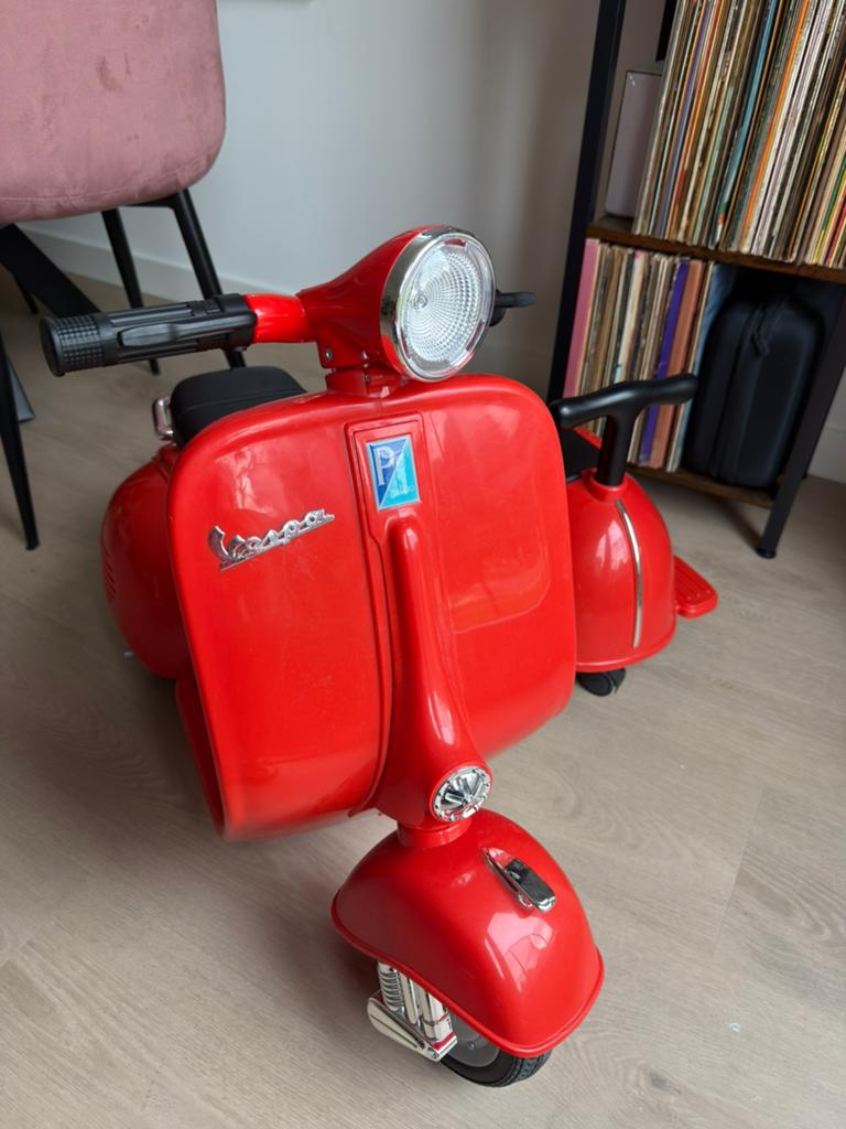 Rode Vespa Kinderscooter met Zijspan 6V 30KG + radio en lamp, Ophalen, Zo goed als nieuw