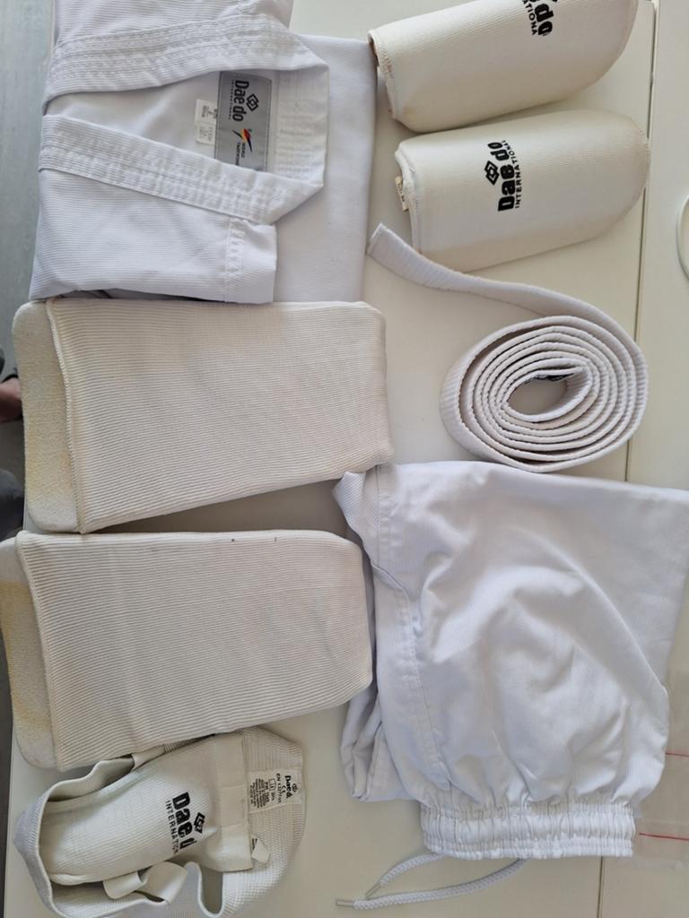 Taekwondo pak en bescherming (Daedo, maat 150cm), Gebruikt, Taekwondo, Vechtsportpak, Ophalen of Verzenden
