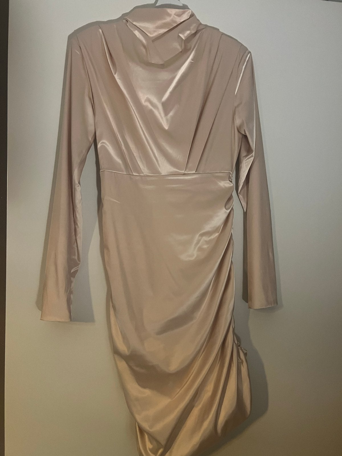Elegante satijnen jurk met ruches - Maat M, Maat 38/40 (M), Beige, Ophalen of Verzenden, Zo goed als nieuw