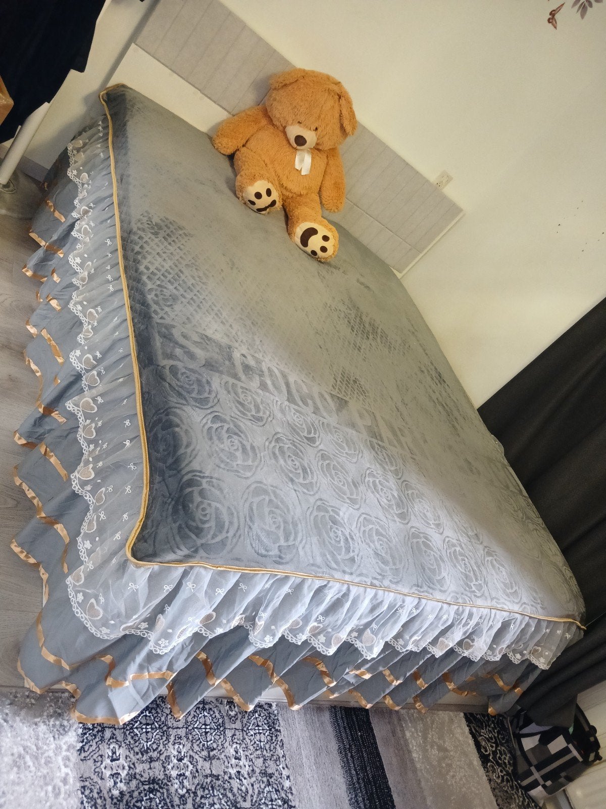 Elegant grijs tweepersoons sprei met kanten rand, Gebruikt, Tweepersoons, Ophalen of Verzenden, Deken of Dekbed