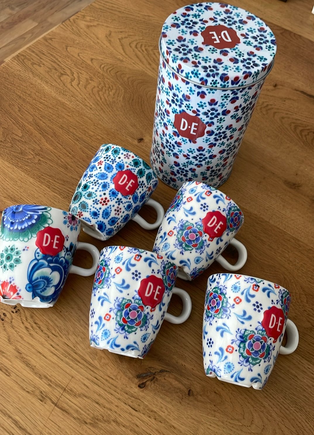 5 mokjes + blik Douwe Egberts (Indigo), Huis en Inrichting, Ophalen of Verzenden, Zo goed als nieuw, Overige stijlen, Kop(pen) en/of Schotel(s)