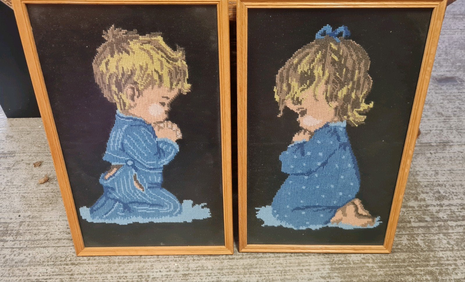 2 ingelijste geborduurde prenten: biddend jongetje en meisje, Ophalen of Verzenden, Gebruikt, Handborduren, Overige typen