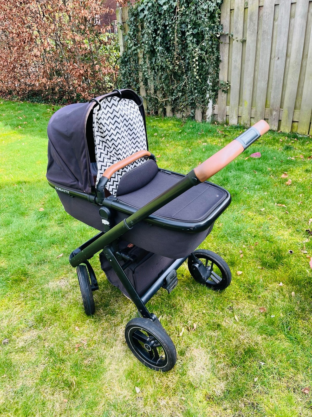 Dubatti One Combiwagen Zwart met Bruine Lederen Details, Kinderen en Baby's, Kinderwagens en Combinaties, Gebruikt, Combiwagen