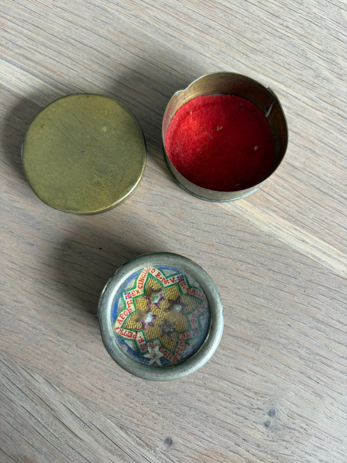 Reliekmedaillon, Ophalen