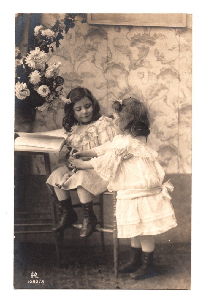 Oude Ansichtkaart Twee Meisjes met Bloemen ca. 1910, Ophalen of Verzenden, Voor 1920, Ongelopen, Kinderen