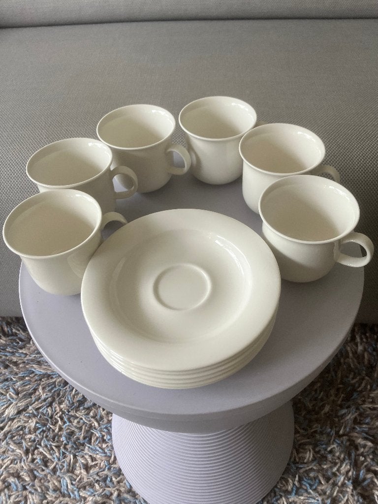 Iittala/Arabia Arctica 6 kopjes, 2x melkkan en 6 eierdopjes, Ophalen of Verzenden, Zo goed als nieuw, Overige stijlen, Kop(pen) en/of Schotel(s)