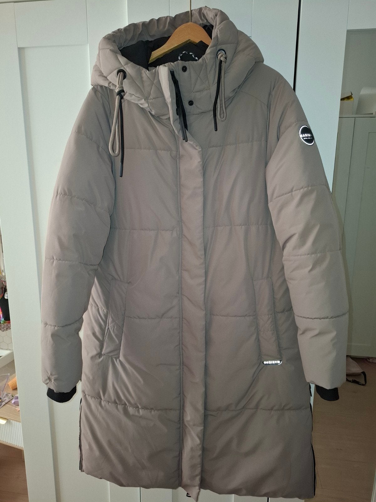 Winterjas lang taupe/beige Marikoo, Kleding | Dames, Jassen | Winter, Marikoo, Beige, Maat 46/48 (XL) of groter, Ophalen of Verzenden