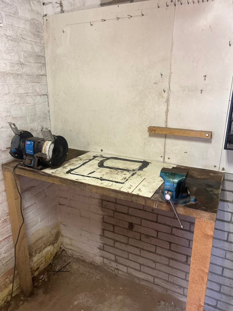 Werkbank met bankschroef en bankslijpmachine - Snel ophalen!, Ophalen, Gebruikt, 120 tot 170 cm, Bankschroef