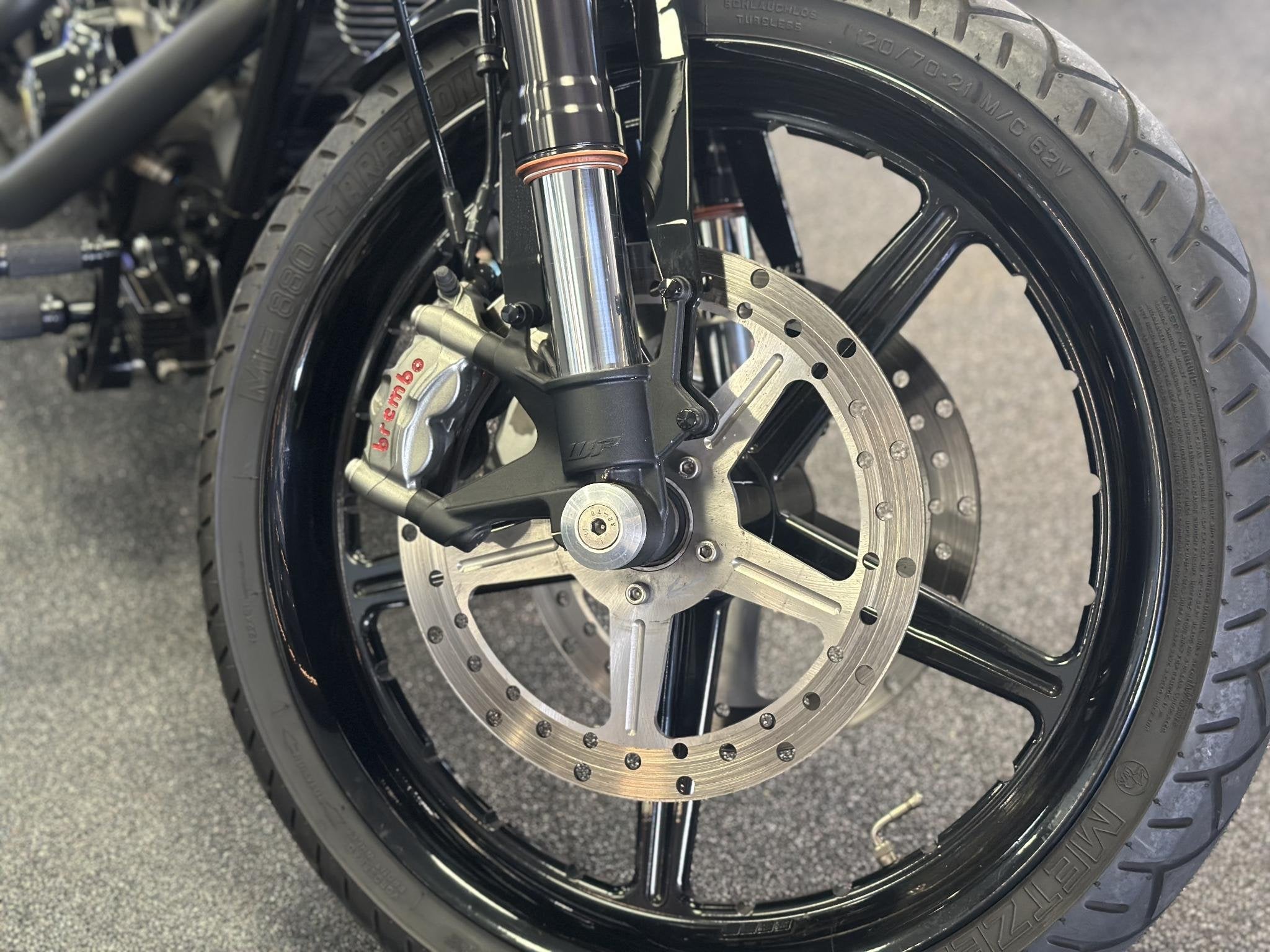 Harley Davidson 96 FXCW Softail Rocker Custom spuitwerk Vanc, Laan van Vredenoord 33
2289 DA  Rijswijk, NL, H-DCUSTOMERSERVICE@Harley-Davidson.com