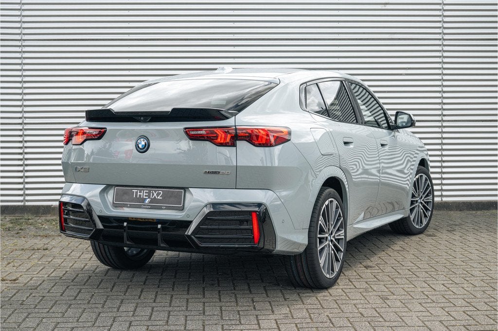 BMW iX2 eDrive20 M Sport / Panoramadak / Sportstoelen / Adap, Auto's, BMW, IX2, Zwart, Leder, Nieuw