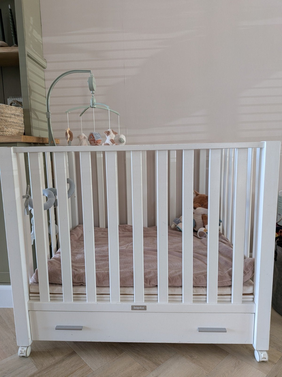 Bopita Babybox met matras, kleed, mobiel en speeltjes, Ophalen, Gebruikt, Rechthoekig, In hoogte verstelbaar