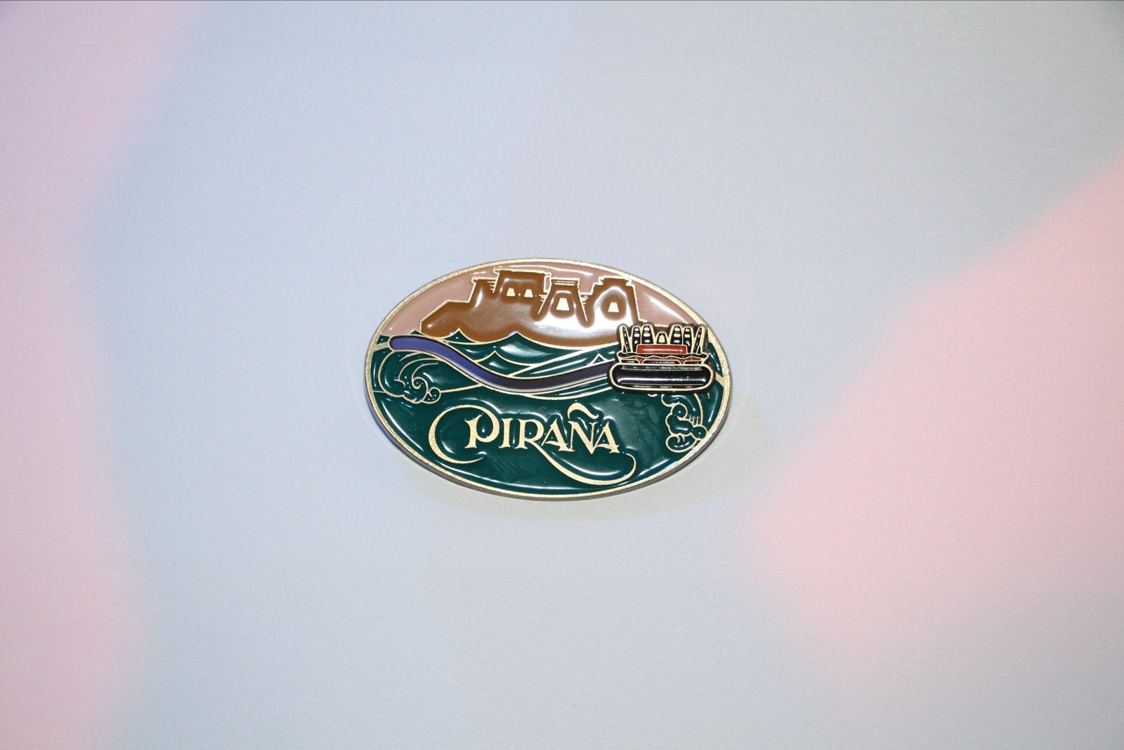 Efteling Piraña Pin, Verzamelen, Efteling, Verzenden, Zo goed als nieuw, Button of Speldje