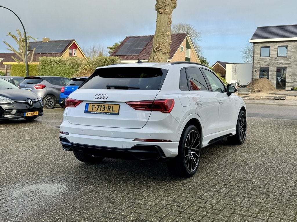 Audi Q3 35 TFSI 150PK S-Line Black Edition Camera Navi 20’, Euro 6, 4 cilinders, 150 pk, Leder en Stof