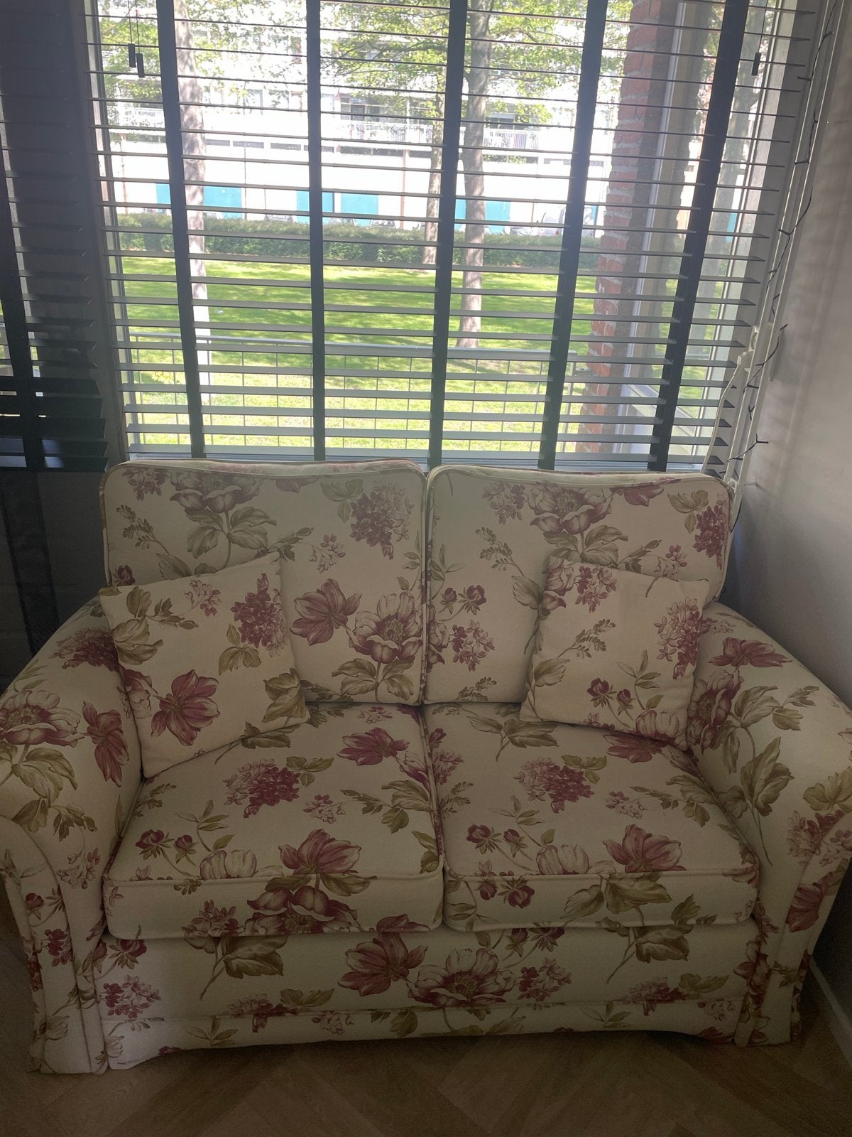 Comfortabele tweepersoonsbank met bloemenprint, Huis en Inrichting, Ophalen, Gebruikt, 150 tot 200 cm, Tweepersoons