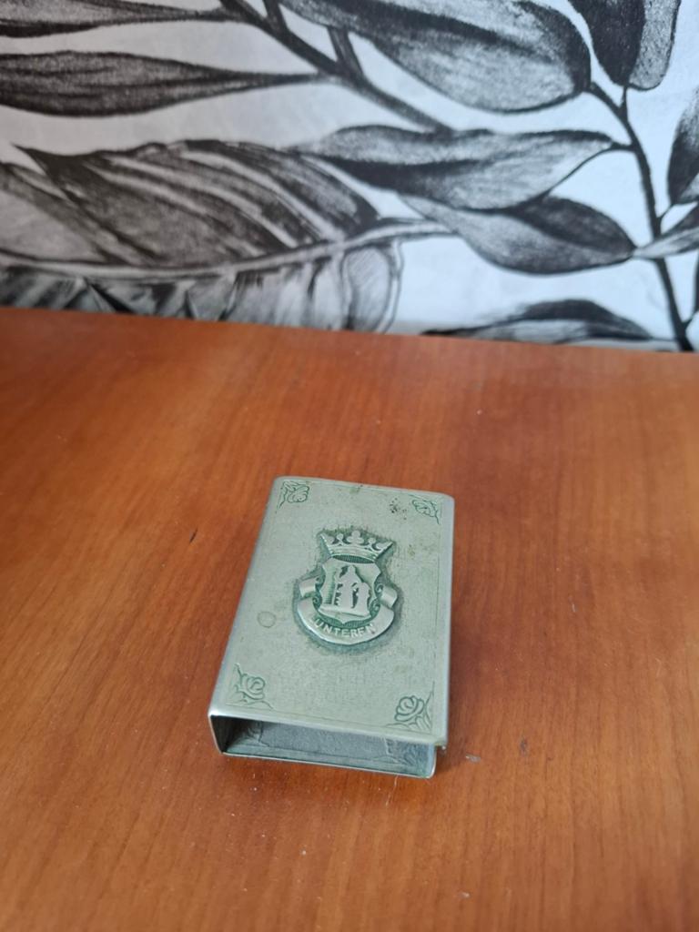 Antieke zilverkleurige luciferhouder met wapenschild, Ophalen