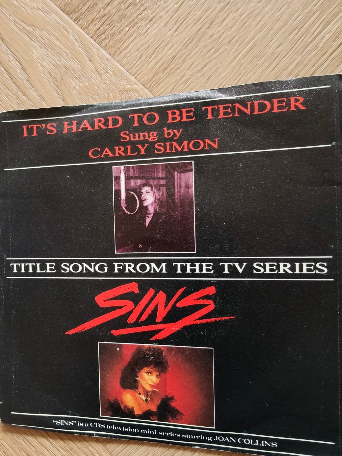 Carly Simon - It's Hard to Be Tender (Single uit 'Sins'), Gebruikt, Filmmuziek en Soundtracks, 7 inch, Ophalen of Verzenden
