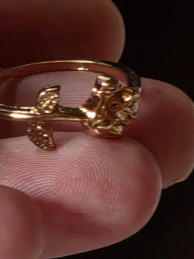 Goudkleurige ring met roos design, maat 19, Overige materialen, 19 tot 20, Nieuw, Ophalen of Verzenden