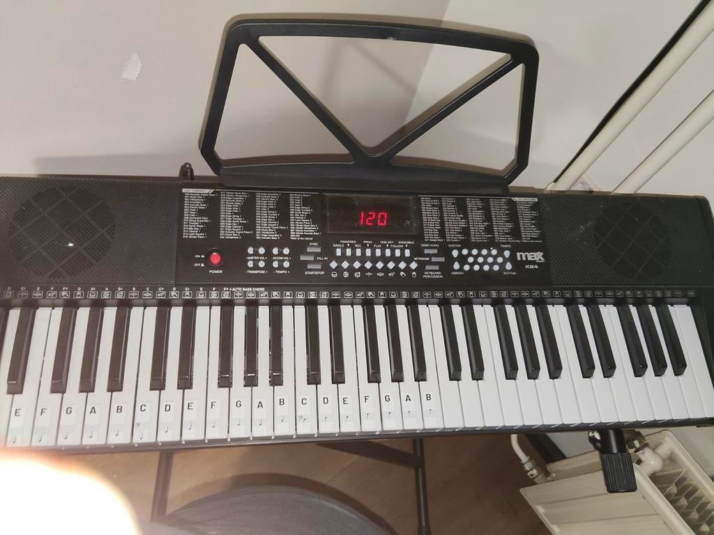Keyboard met standaard, zo goed als nieuw, 61 toetsen, 61 toetsen, Zo goed als nieuw, Met standaard, Ophalen