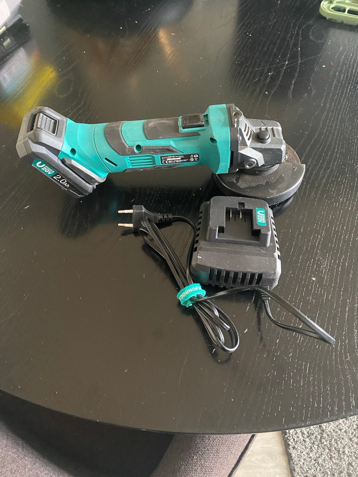 Zo goed als nieuwe accu slijptol 20V 2.0Ah met oplader, Doe-het-zelf en Verbouw, Ophalen of Verzenden, Zo goed als nieuw, Haakse handslijpmachine