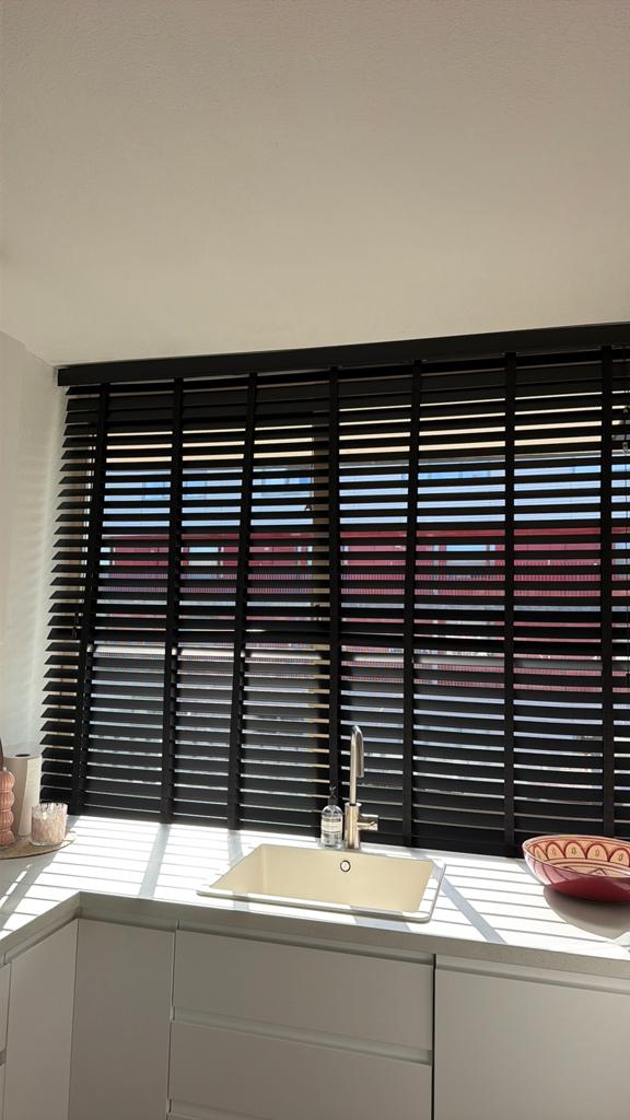 Houtlook Jaloezie Ravi Zwart 50mm 200x175 cm kwantum, Ophalen, Zo goed als nieuw, Zwart, 150 tot 200 cm