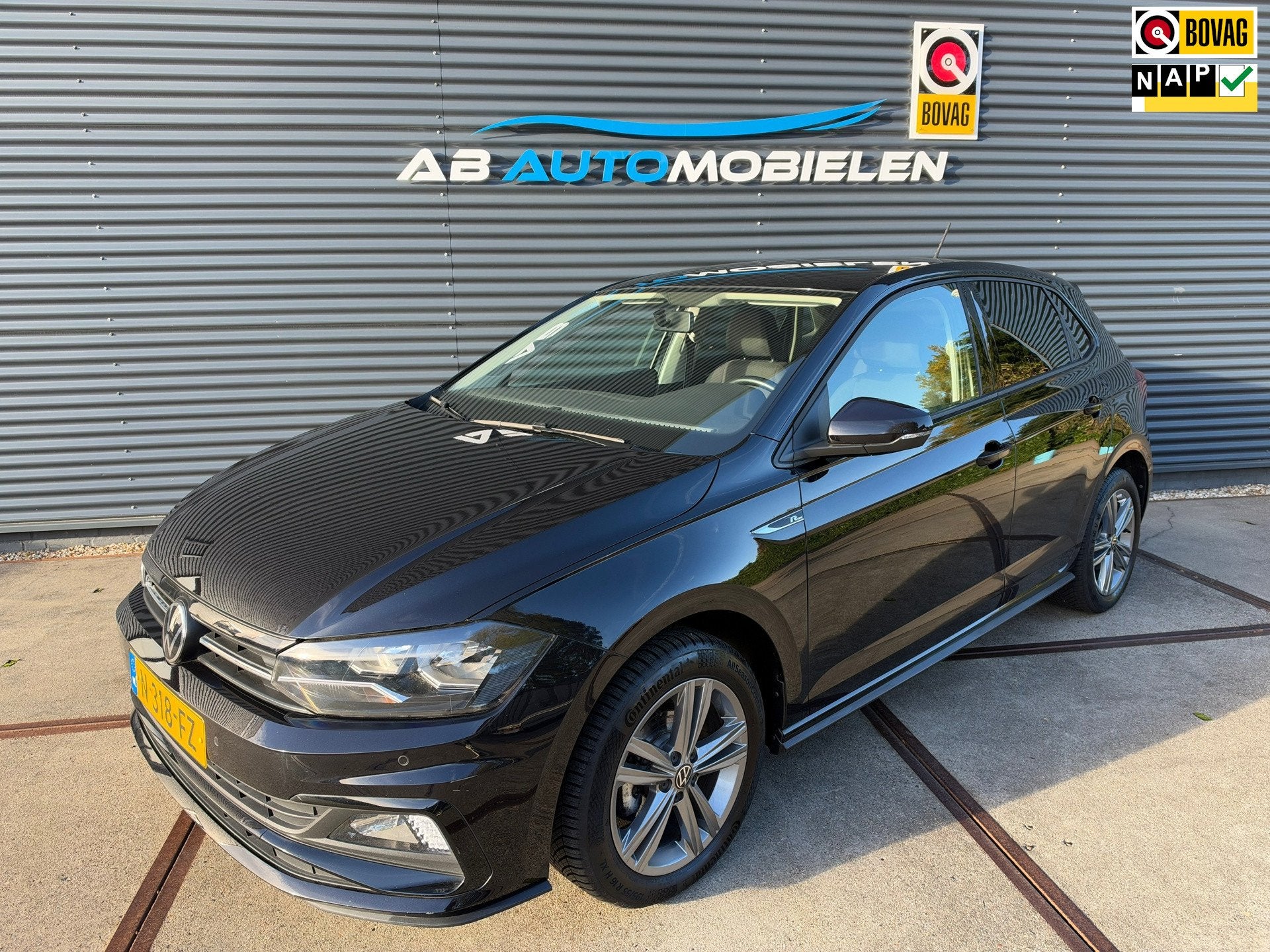 Volkswagen Polo 1.0 TSI R-Line Edition PARKEERSENSOREN/ CARP, Auto's, Voorwielaandrijving, Dealer onderhouden, 1063 kg, Gebruikt