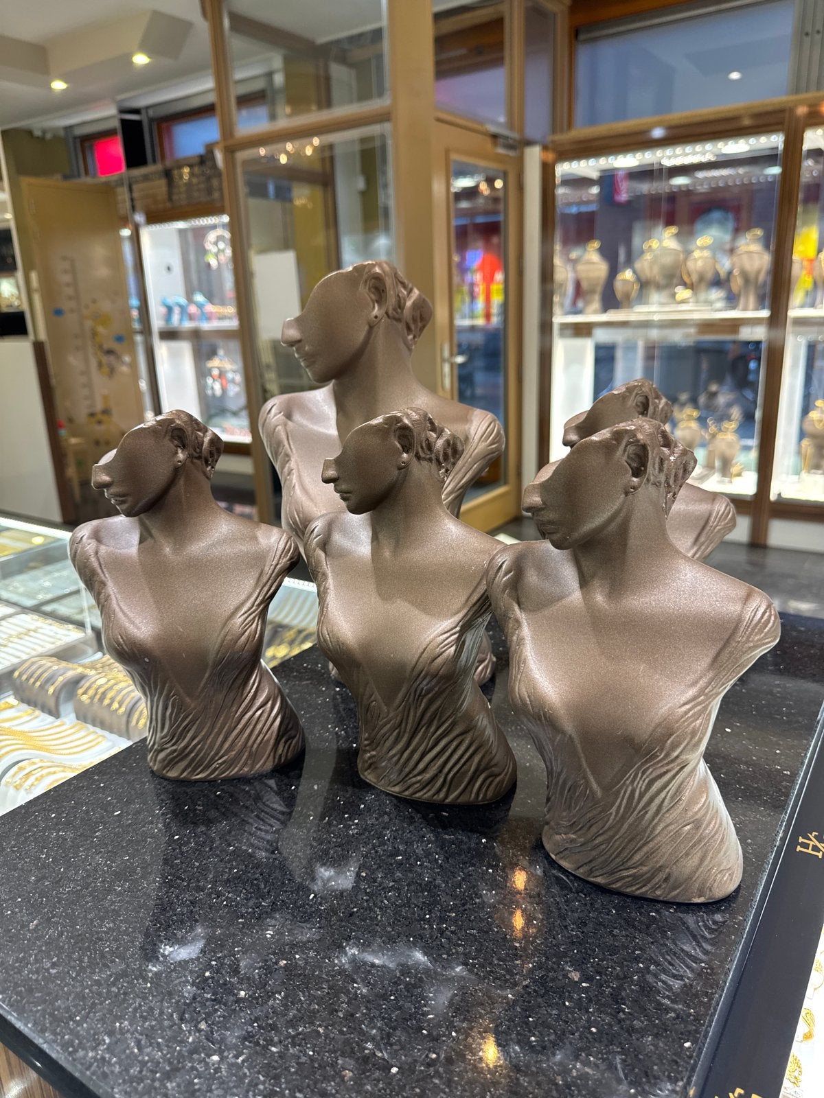 Set van 4 bronzen bustes - Vrouwelijke figuren, Antiek en Kunst, Ophalen, Buste, 20 - 50 cm, Bruin