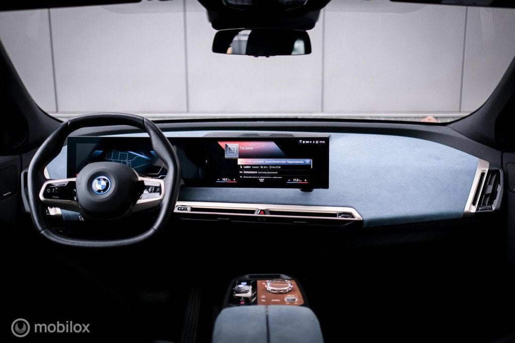 BMW iX xDrive40 High Executive 77 kWh | Trekhaak | Panorama, Auto's, BMW, Automaat, Gebruikt, Zwart, 416 km