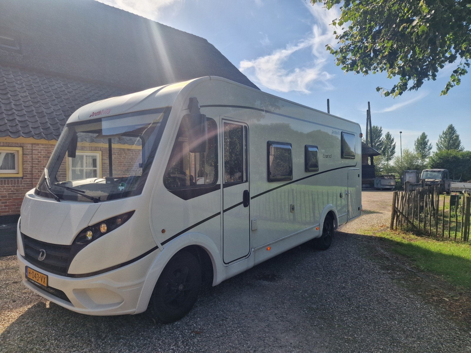 Nette  Dethleff Trend 75.000 km bouwjaar 2019 XXL garage, Integraal, Chemisch toilet, Standaard zit, Koelkast