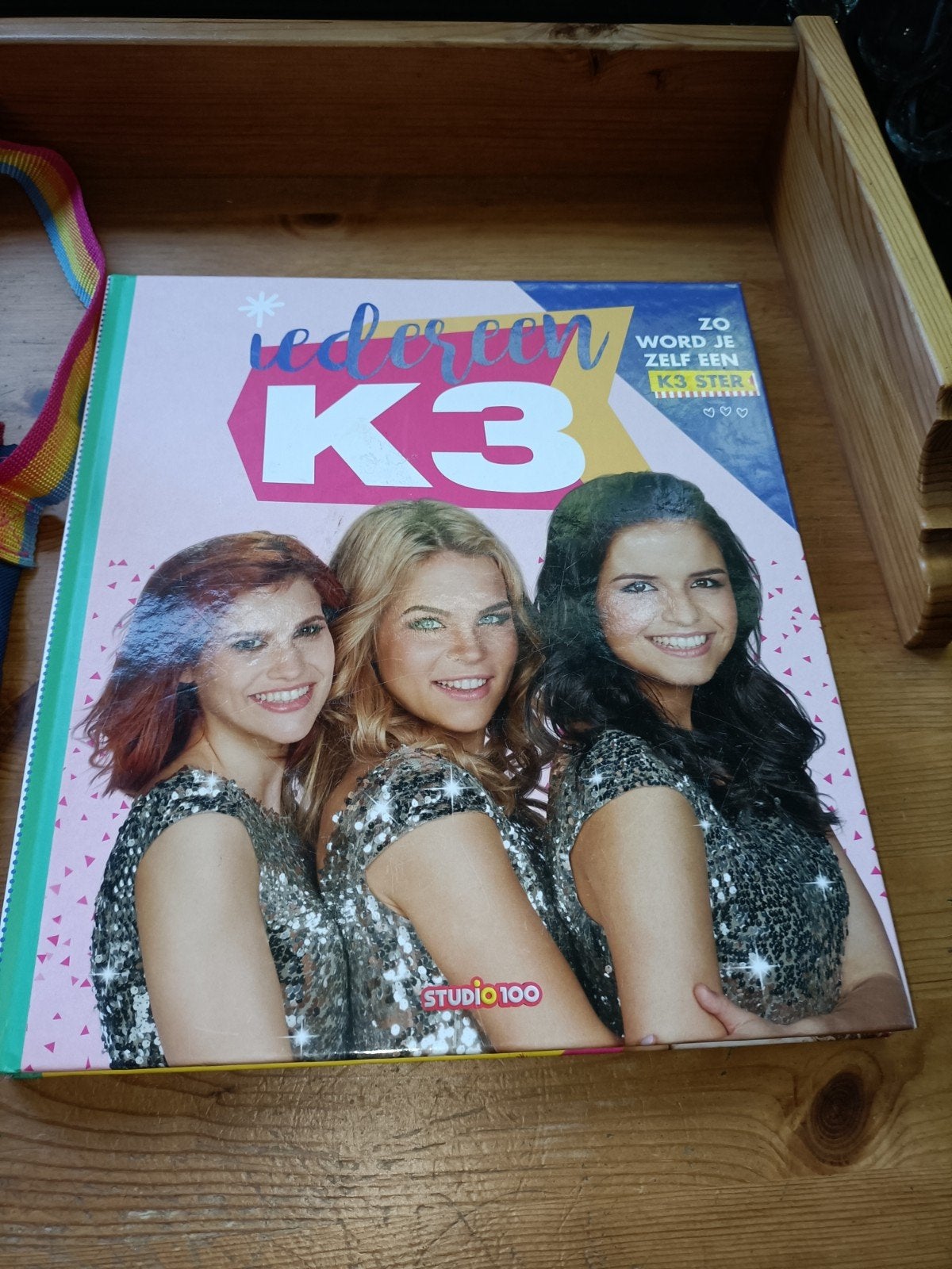 K3 schoudertas + zaklamp + Boek Iedereen K3! met Klaasje, Ophalen of Verzenden, Zo goed als nieuw