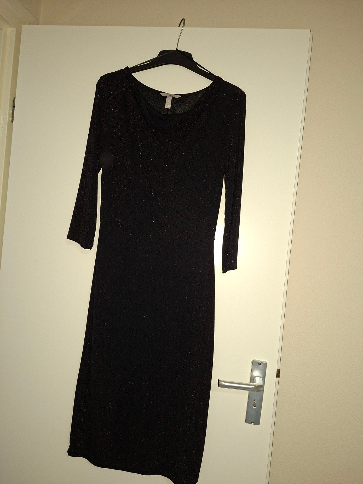 Zwarte glitter jurk H&M maat S met vallende kraag, H&M, Zwart, Ophalen of Verzenden, Knielengte