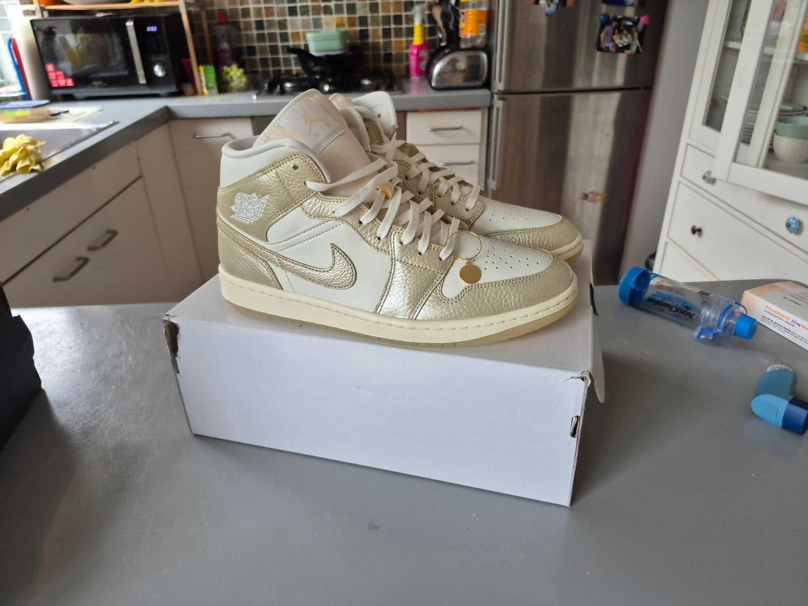 Jordan 1 Mid SE Pale Ivory Gold US11.5W, Kleding | Heren, Schoenen, Overige kleuren, Nieuw, Ophalen of Verzenden, Sneakers of Gympen