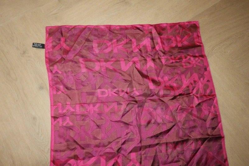 DKNY shawl zijde paars roze tinten merk in de stof., Kleding | Dames, Mutsen, Sjaals en Handschoenen, Verzenden, DKNY, Zo goed als nieuw
