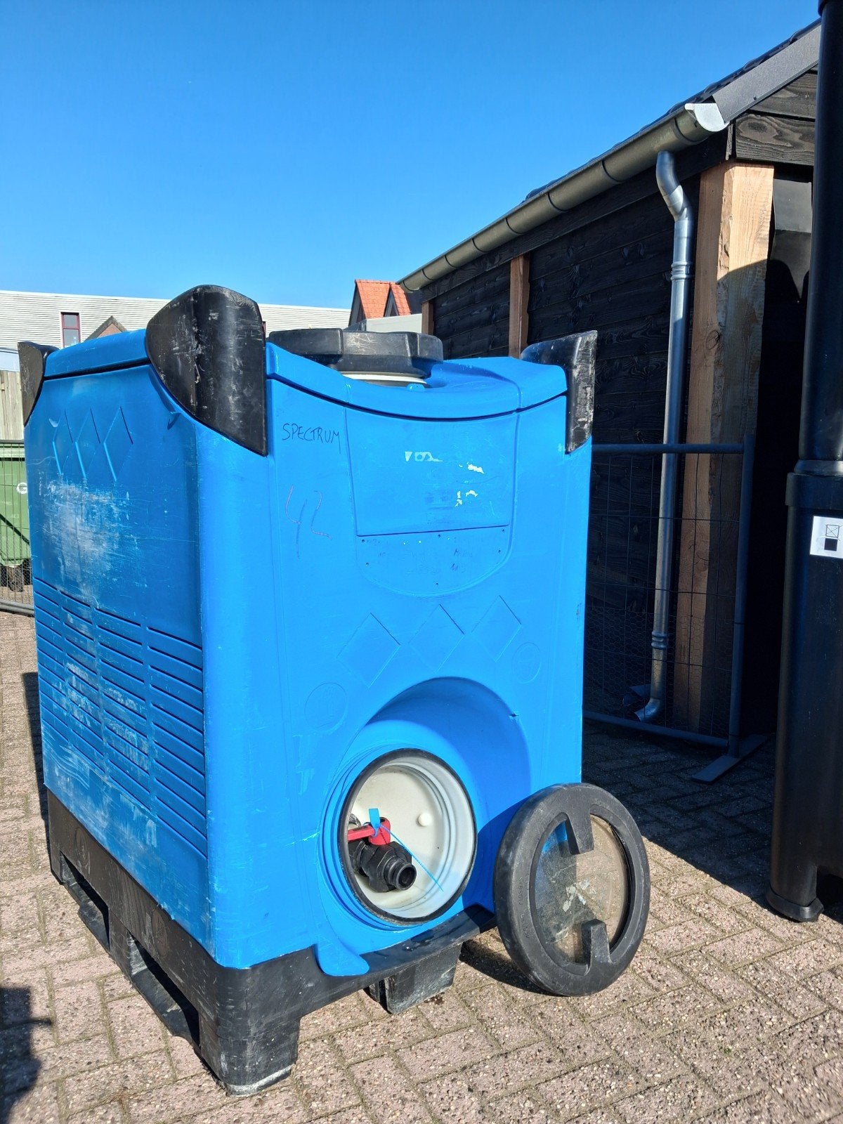 autogarage olietank opslagtank milieutank tank in lekbak, Ophalen, Gebruikt