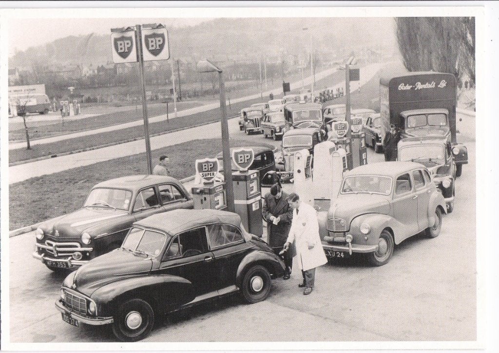 100 jr. BP. Dubb. kaart met benzinepomp & 2x Morris Minor, Verzamelen, Ophalen, Nieuw, Auto's