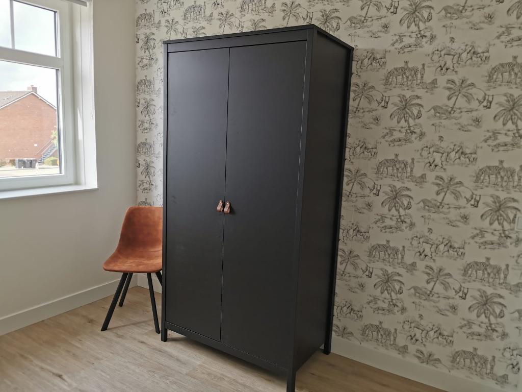 Kleding kast Madeira Zwart - moet weg!, Ophalen, Met deur(en), 100 tot 150 cm, Zo goed als nieuw