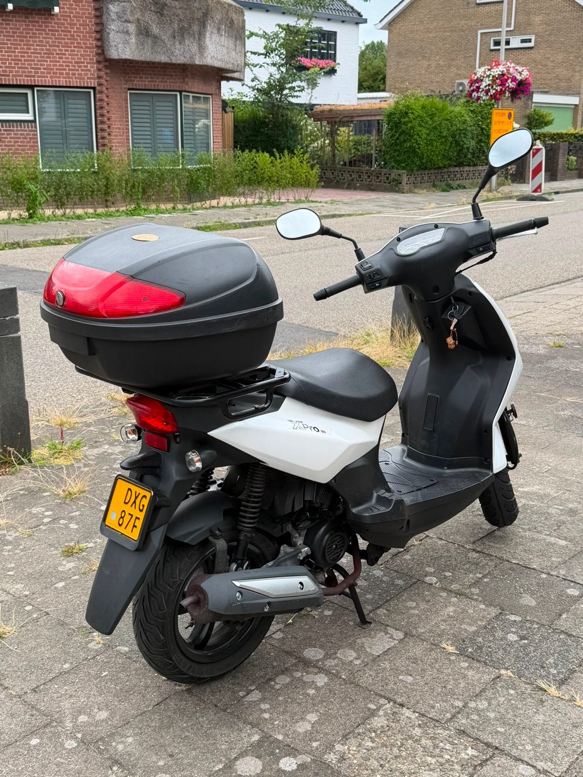 Witte Sym X-Pro Scooter met Topkoffer of zonder ,Goede Staat, Fietsen en Brommers, Ophalen, Gebruikt, SYM, Benzine