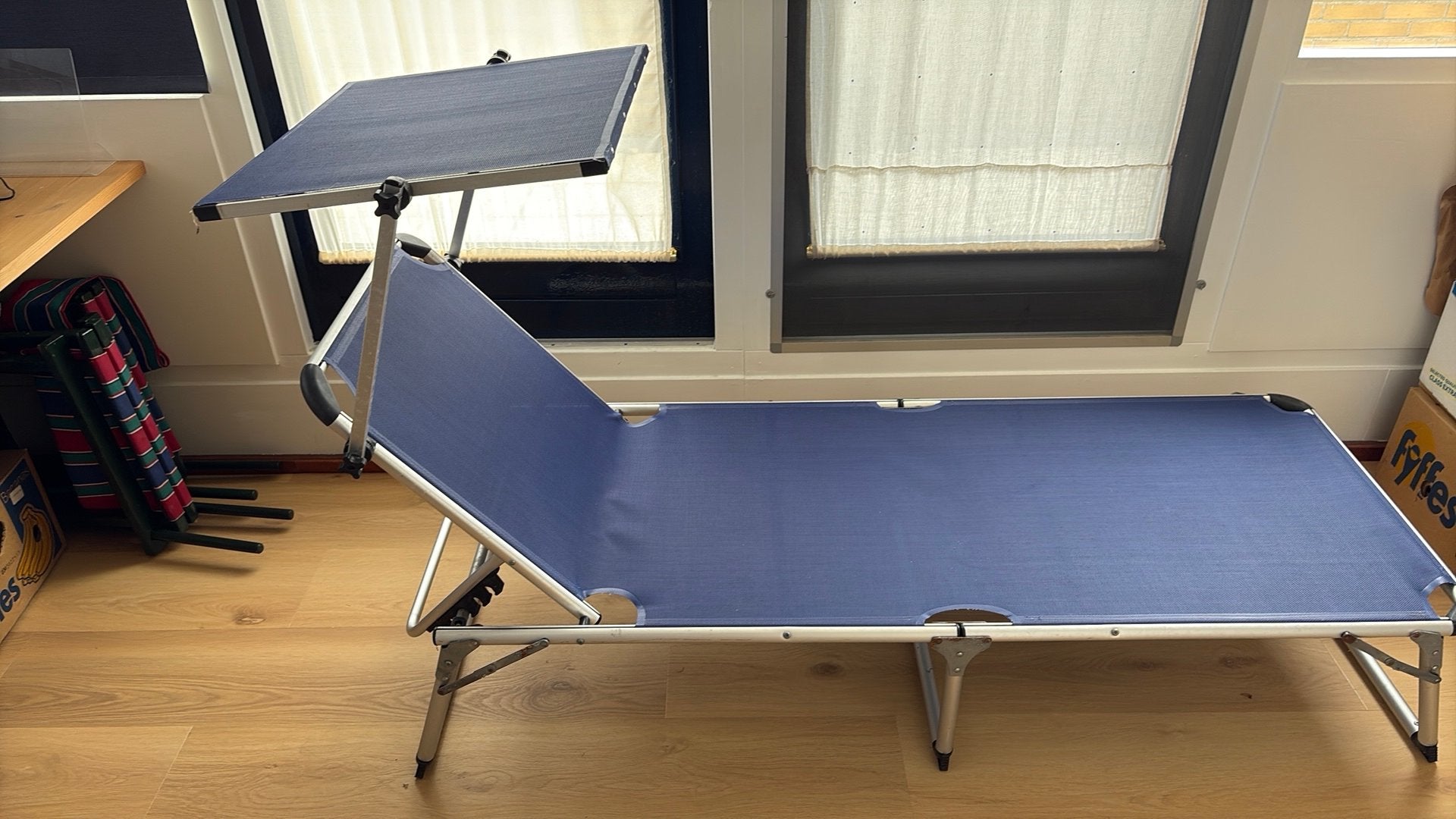 Ligbed blauw met scherm. Br 65, L 1,95, H 33 cm., Ophalen, Gebruikt, Aluminium, Inklapbaar