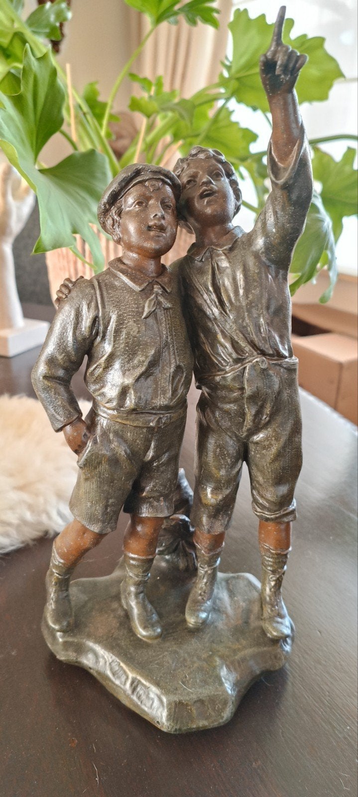 Antiek beeld van twee jongens, Groep mensen, Ophalen of Verzenden, Gepatineerd, 20 - 50 cm