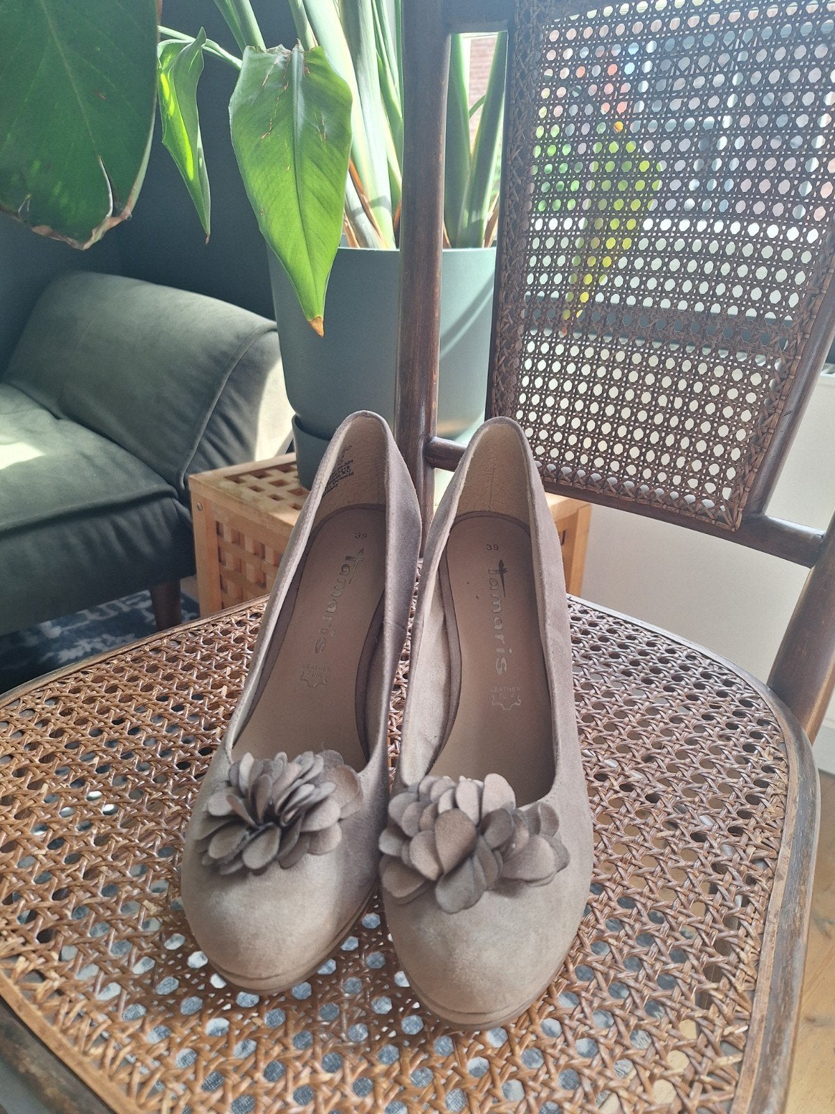 Tamaris taupe/beige suède pumps met bloem detail - Maat 39, Tamaris, Beige, Ophalen of Verzenden, Zo goed als nieuw