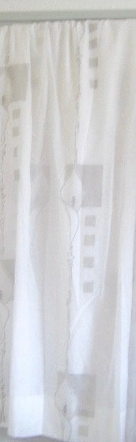 '2 GROTE WITTE VITRAGE GORDIJNEN , LICHTE GRIJZE MOOIE DECOR, Huis en Inrichting, Stoffering | Gordijnen en Lamellen, Ophalen of Verzenden