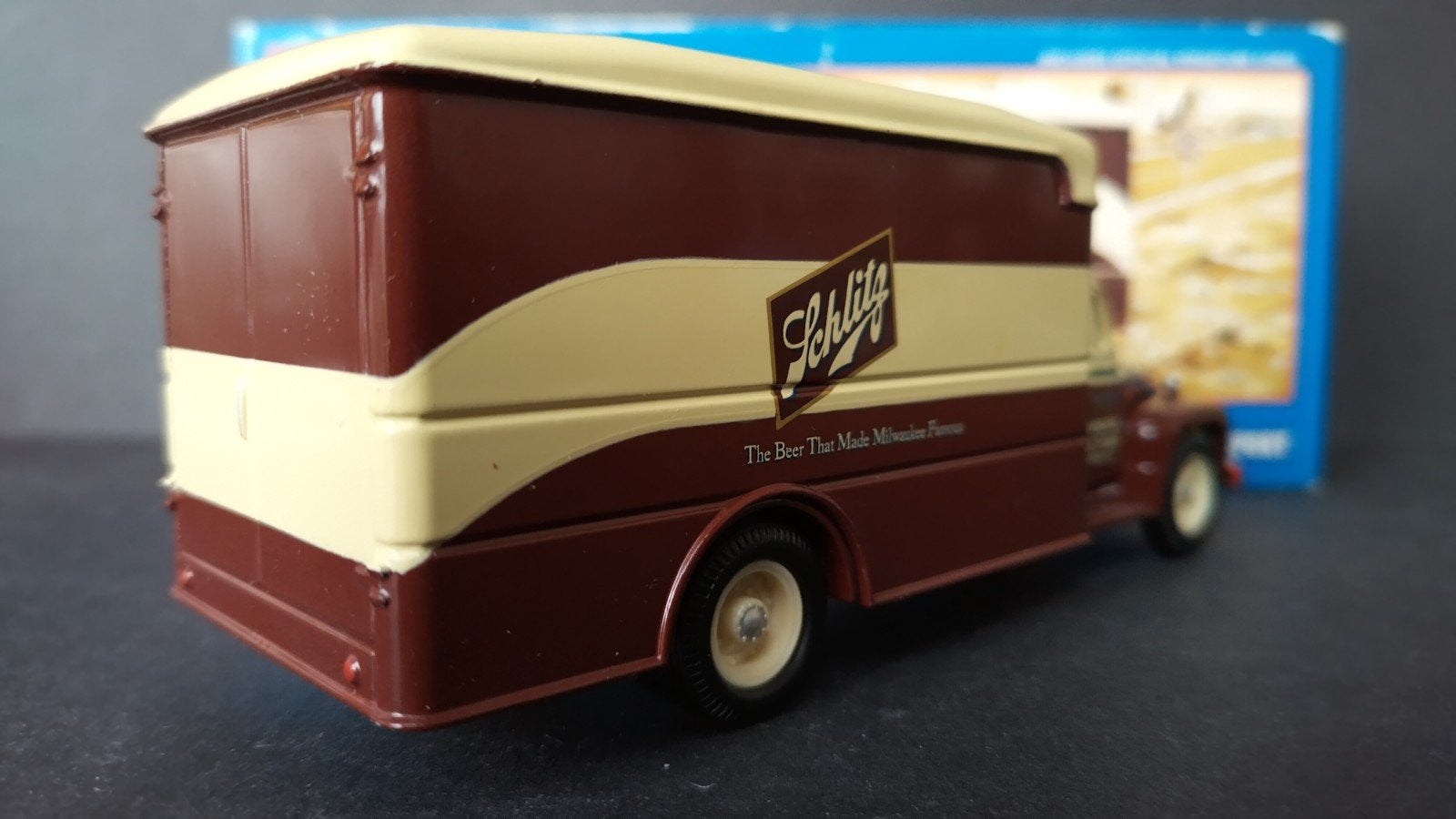 Diamond T Box Van Lionelville Schlitz 1:50 Corgi Pol, Nieuw, M, Bus of Vrachtwagen, M