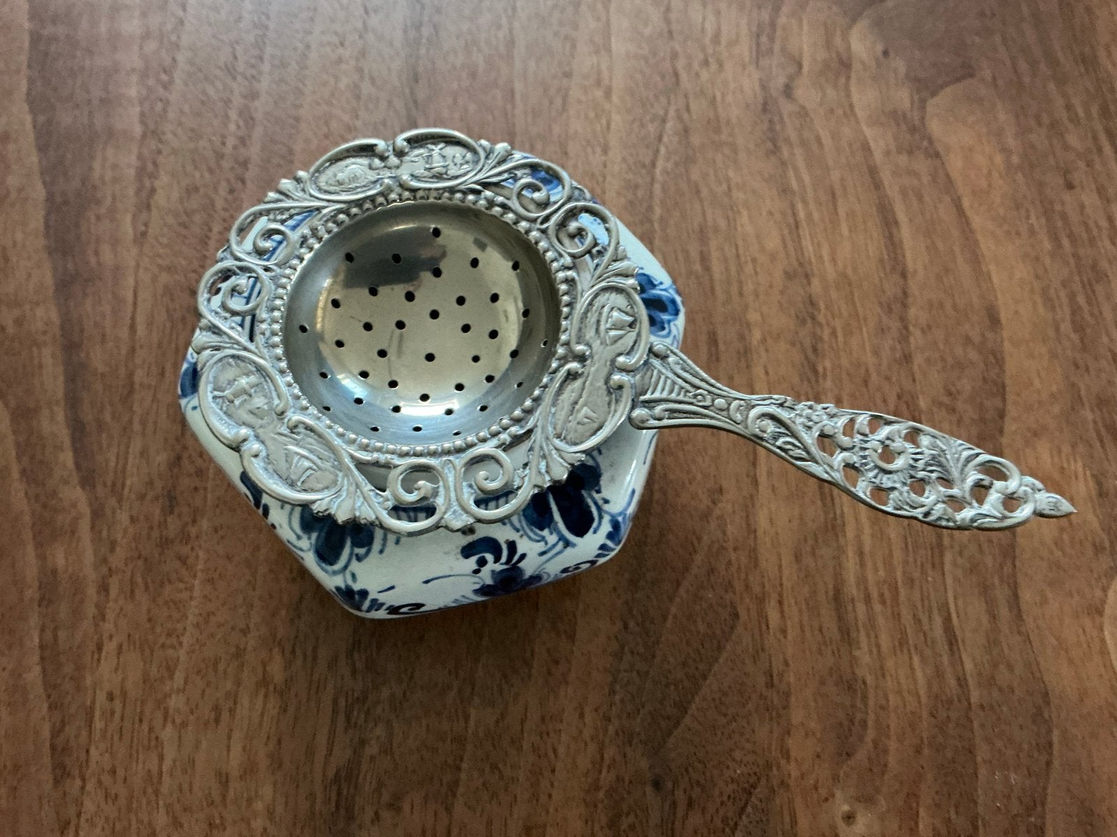 Theezeefje met zeskantig lekbakje in “Delfts Blauw”, Ophalen of Verzenden, Zo goed als nieuw