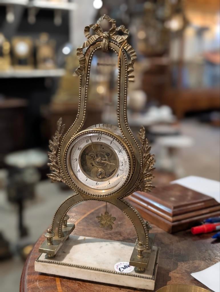 Antieke Franse Lier pendule. Brons 40 cm hoog €280., Ophalen