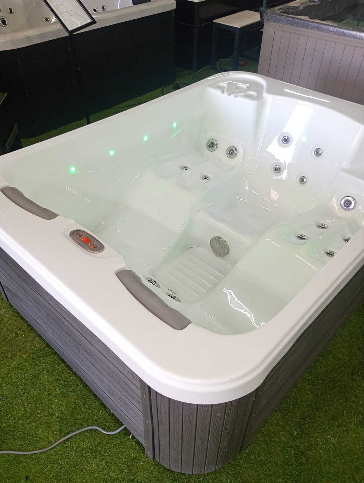 wellis spa top merk jacuzzi met 2 ligplaatsen + garantie, Ophalen of Verzenden, Zo goed als nieuw