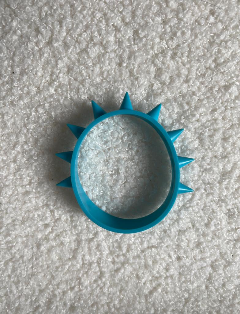 Armband blauw met studs, Blauw, Kunststof of Plastic, Ophalen of Verzenden, Zo goed als nieuw